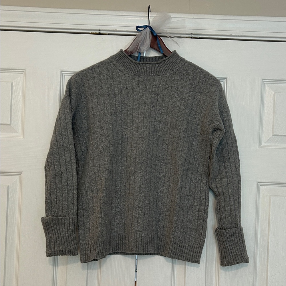 Classic Women's Gray Rib-Knit Crewneck Sweater
